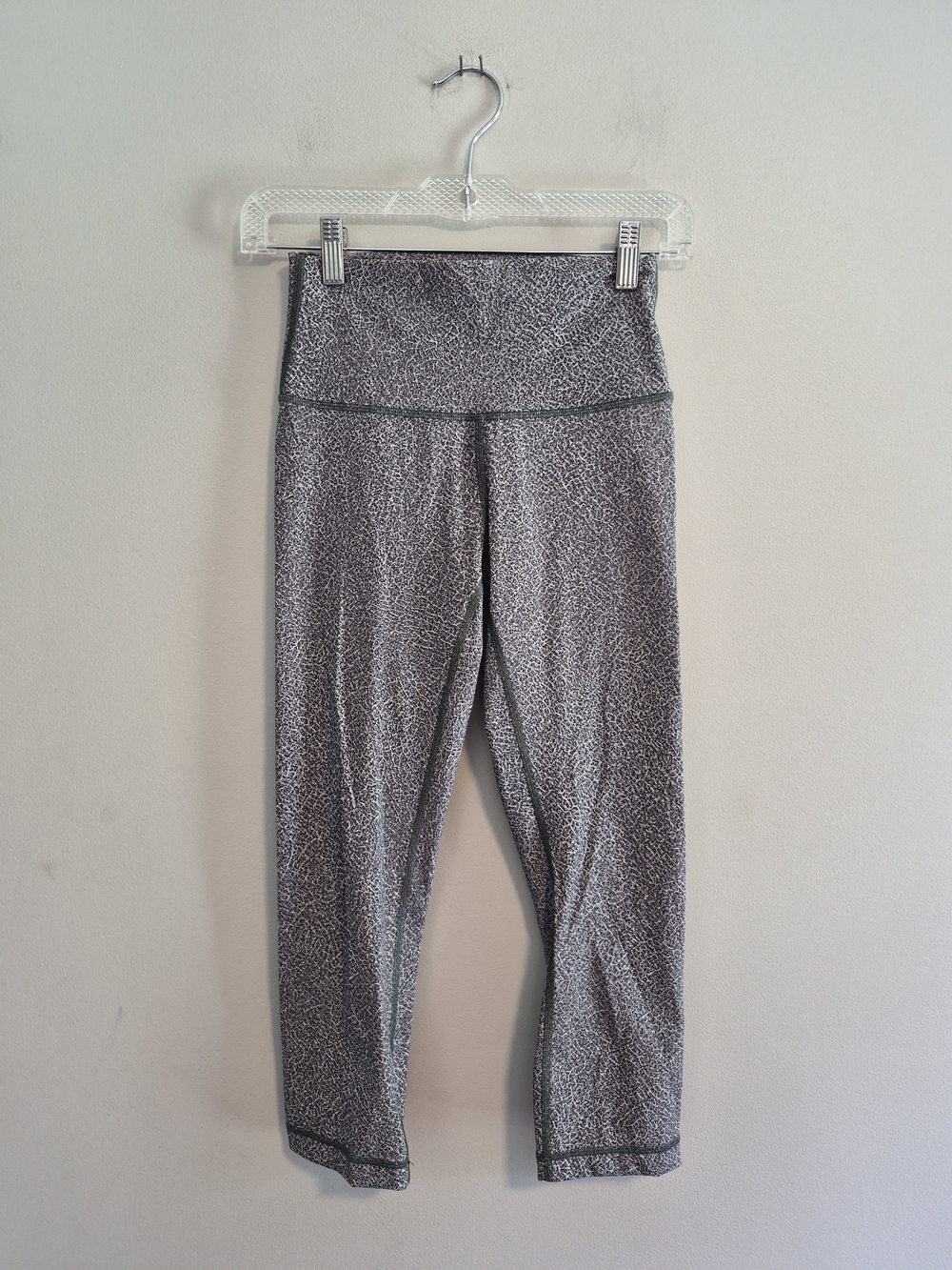 Lululemon 4 Grey Printed Cropped Athletic Leggings